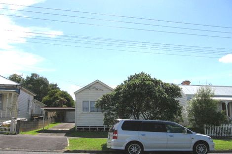 Photo of property in 25 William Bond Street, Stanley Point, Auckland, 0624
