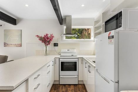 Photo of property in 39 Taylor Terrace, Tawa, Wellington, 5028