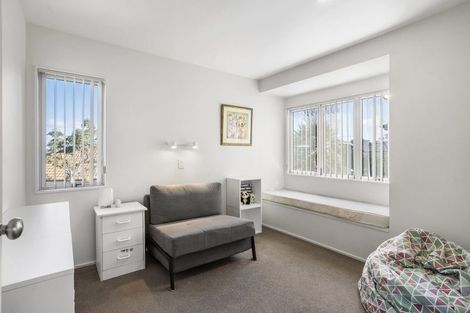 Photo of property in 2/132 East Coast Road, Forrest Hill, Auckland, 0620