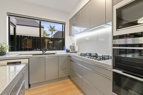 Photo of property in 136 East Coast Road, Forrest Hill, Auckland, 0620