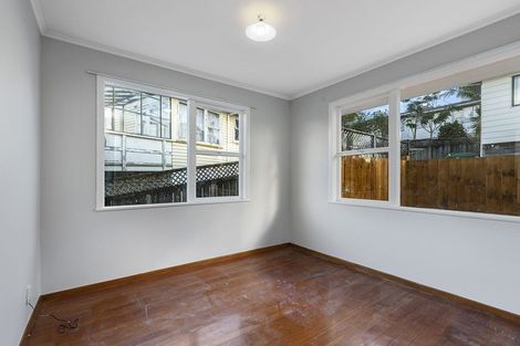 Photo of property in 10 Totaravale Drive, Totara Vale, Auckland, 0629