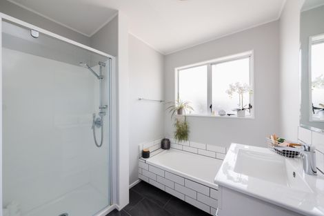 Photo of property in 3 Forbes Place, Kelvin Grove, Palmerston North, 4414