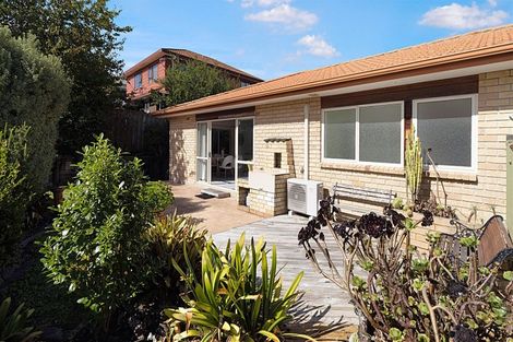 Photo of property in 20 Ryehill Close, New Lynn, Auckland, 0600