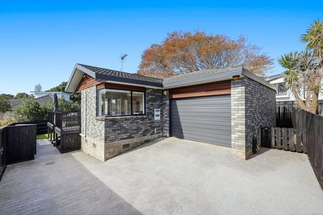 Photo of property in 2/102 Sandspit Road, Shelly Park, Auckland, 2014