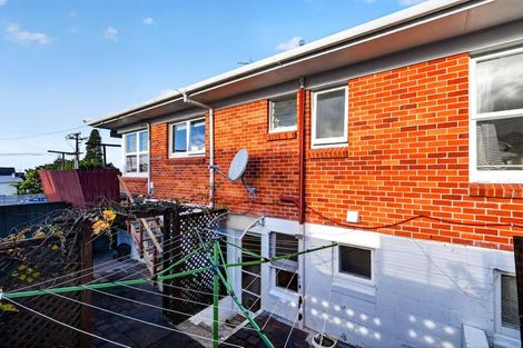 Photo of property in 1/2 Tye Road, Hillcrest, Auckland, 0627