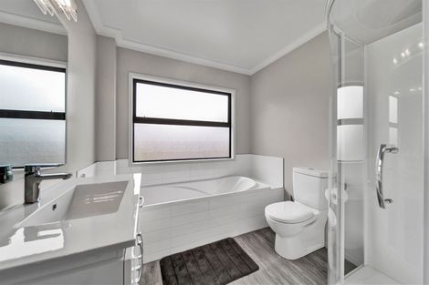 Photo of property in 13 Te Arakete Place, Hurworth, New Plymouth, 4310