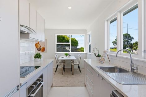 Photo of property in 1/862 East Coast Road, Northcross, Auckland, 0630