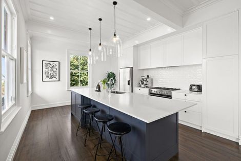 Photo of property in 15 Sealy Road, Bluff Hill, Napier, 4110