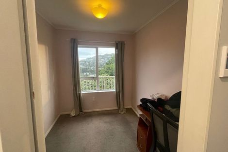 Photo of property in 16 Evesham Place, Newlands, Wellington, 6037