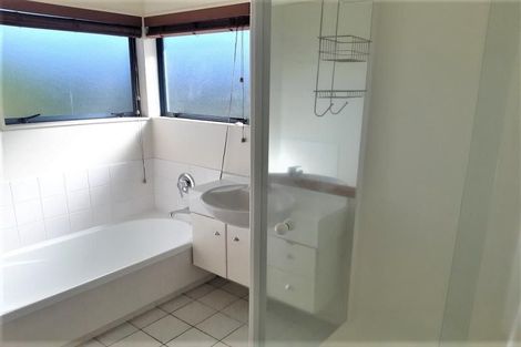 Photo of property in 19 Mandeville Place, Unsworth Heights, Auckland, 0632