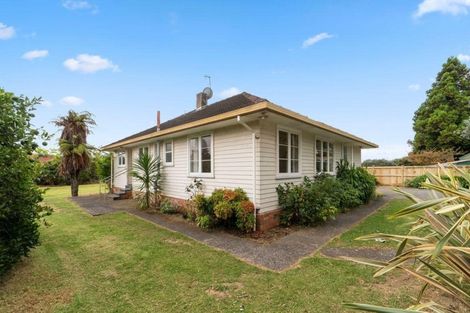 Photo of property in 16 London Street, Te Atatu Peninsula, Auckland, 0610