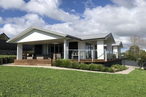 Photo of property in 32 Roxborough Place, East Tamaki Heights, Auckland, 2016