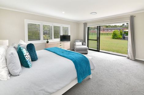 Photo of property in 4 Loretta Place, Red Beach, 0932