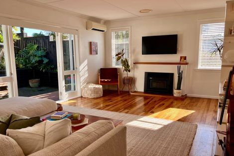 Photo of property in 28 Roland Hill, Glen Eden, Auckland, 0602