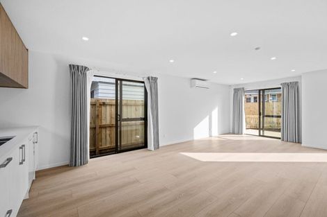 Photo of property in 16 Gossamer Drive, Pakuranga Heights, Auckland, 2010