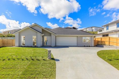 Photo of property in 18 Syd Grant Crescent, Orewa, 0931