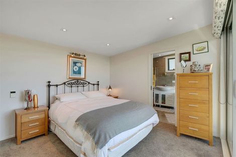 Photo of property in 21 Seascape View, Paremata, Porirua, 5024