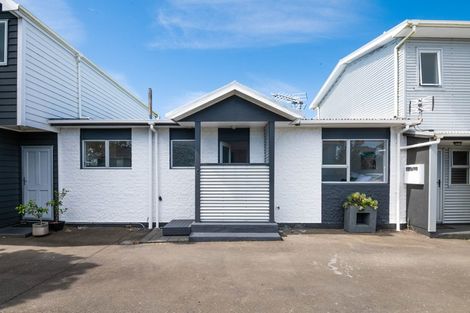 Photo of property in 7c Cheyne Walk, Newlands, Wellington, 6037