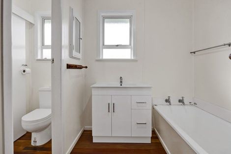 Photo of property in 2 Charles Major Place, Hawera, 4610