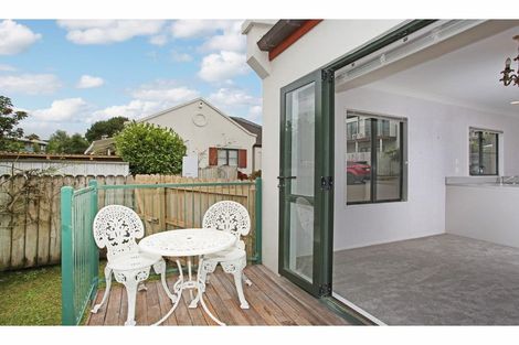 Photo of property in 2/7 Ribbonwood Crescent, Goodwood Heights, Auckland, 2105