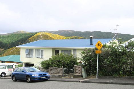 Photo of property in 6 Camrose Grove, Kingston, Wellington, 6021