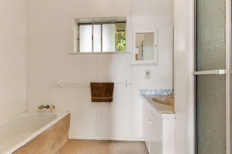 Photo of property in 98 Otitori Bay Road, Titirangi, Auckland, 0604