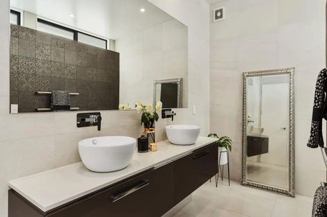 Photo of property in 4c Beach Road, Castor Bay, Auckland, 0620