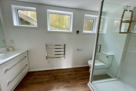 Photo of property in 28 Brooker Grove, Newlands, Wellington, 6037