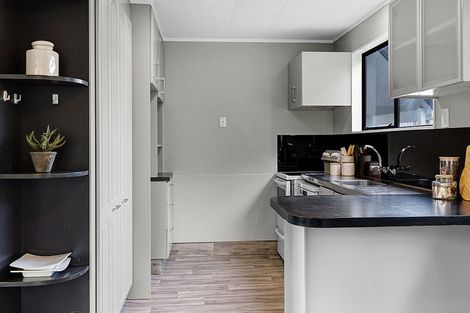 Photo of property in 11 Finer Place, Hawera, 4610