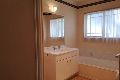 Photo of property in 2 Te Hoe Grove, Pinehill, Auckland, 0632