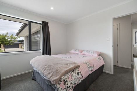 Photo of property in 21 Sardinia Grove, Fitzherbert, Palmerston North, 4410