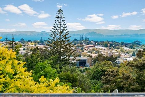 Photo of property in 2/523 Glenfield Road, Glenfield, Auckland, 0629