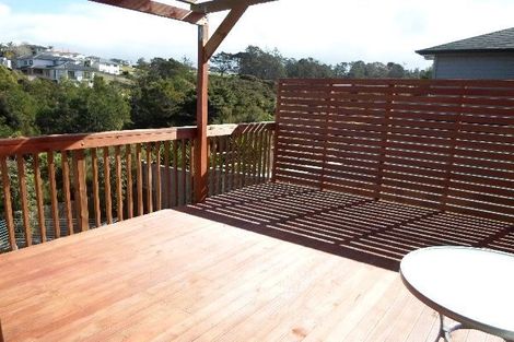 Photo of property in 20 Lakeridge Close, Northcross, Auckland, 0632