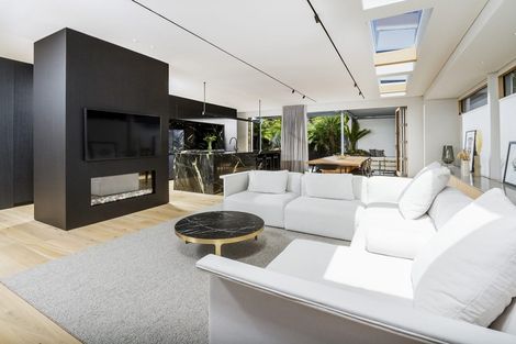 Photo of property in 21 Whitby Crescent, Mairangi Bay, Auckland, 0630