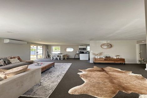 Photo of property in 124 Shifnal Drive, Randwick Park, Auckland, 2105