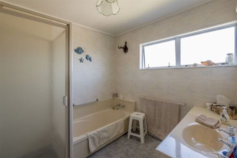 Photo of property in 5 Scott Avenue, Otaki Beach, Otaki, 5512