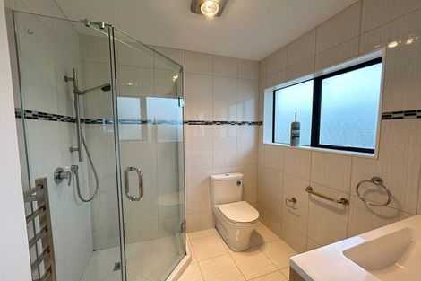 Photo of property in 17 Waiohua Road, Greenlane, Auckland, 1061