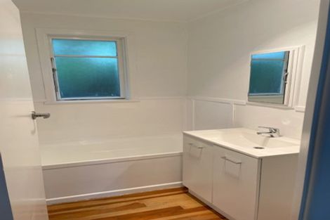 Photo of property in 16 Balmain Street, Newlands, Wellington, 6037