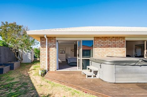 Photo of property in 5 Holcombe Drive, Paraparaumu, 5032