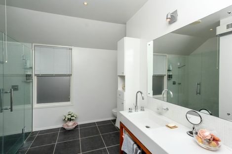 Photo of property in 32 Carrington Street, New Plymouth, 4310