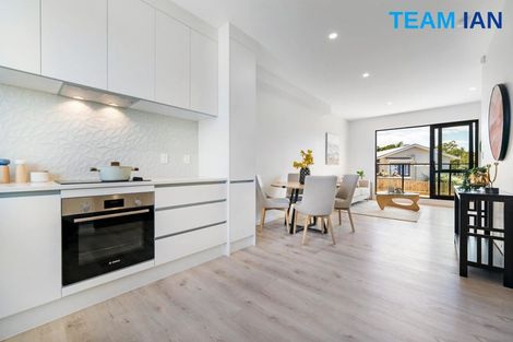 Photo of property in 7/11 Kayle Glen, West Harbour, Auckland, 0618