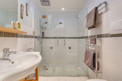 Photo of property in 252 Boord Crescent, Kumeu, 0891