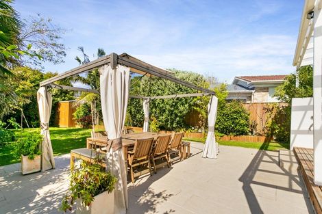 Photo of property in 11 Blakeborough Drive, Forrest Hill, Auckland, 0620