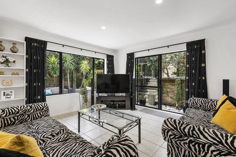 Photo of property in 31 Seaton Road, Murrays Bay, Auckland, 0630