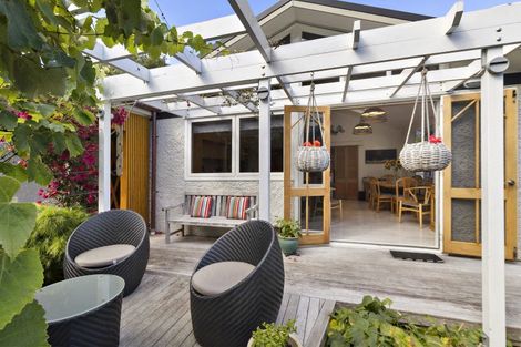 Photo of property in 32 Kotari Road, Days Bay, Lower Hutt, 5013