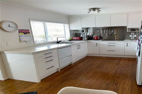 Photo of property in 2/11 Parramatta Place, Botany Downs, Auckland, 2010