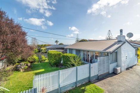 Photo of property in 1/31 Sunnyhaven Avenue, Beach Haven, Auckland, 0626