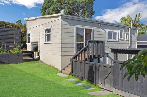 Photo of property in 15 Donovan Avenue, Massey, Auckland, 0614