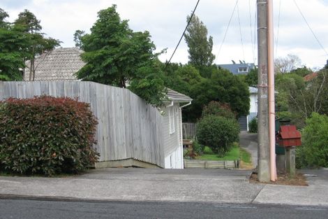 Photo of property in 2/12 Selwyn Crescent, Forrest Hill, Auckland, 0620