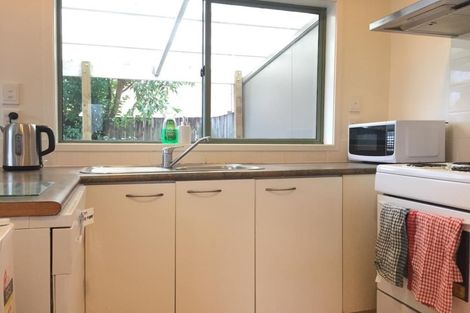 Photo of property in 2/5 Kilham Avenue, Northcote, Auckland, 0627